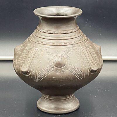 K7 Bossed urn with germanic motifs